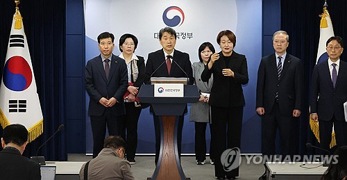 이주호 부총리 겸 교육부 장관이 의과대학 선진화를 위한 총장협의회 회장단 양오봉 전북대 총장, 이해우 동아대 총장, 한국의과대학의학전문대학원협회 이종태 이사장 등과 7일 서울 종로구 정부서울청사에서 학생 복귀 및 의대교육 정상화 브리핑을 하고 있다. [연합뉴스]